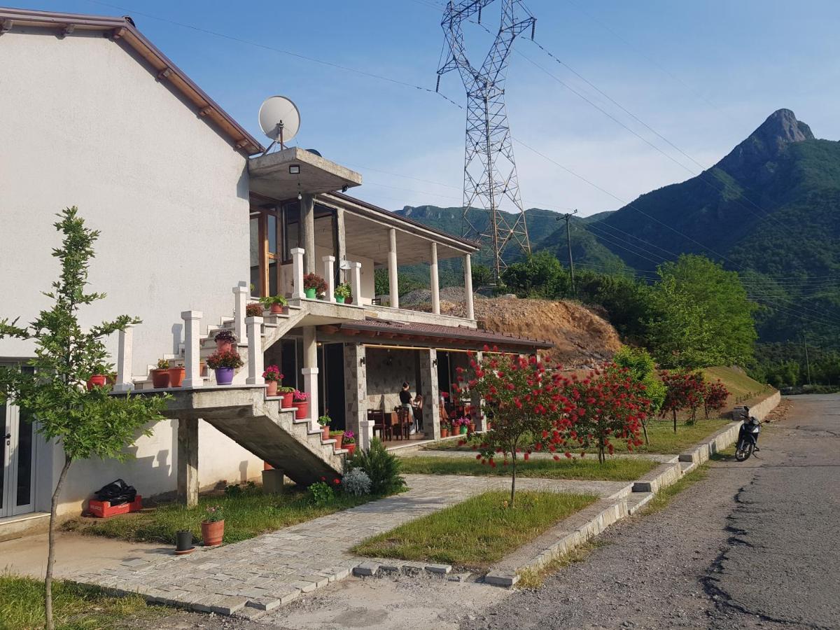 Lugina E Komanit Exterior foto
